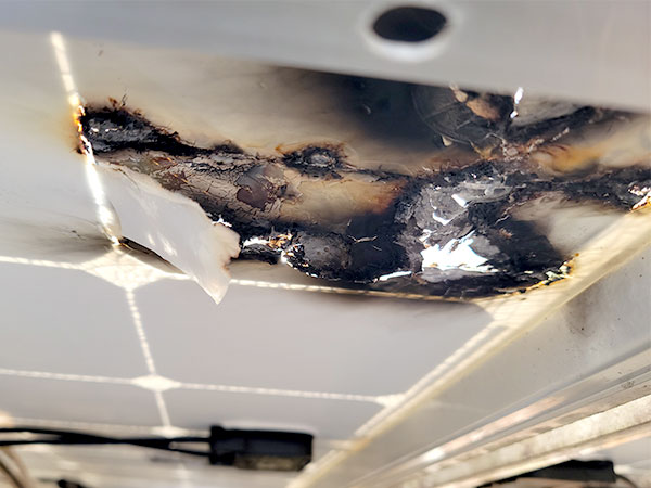 溶損した太陽光発電モジュール（ソーラーパネル）